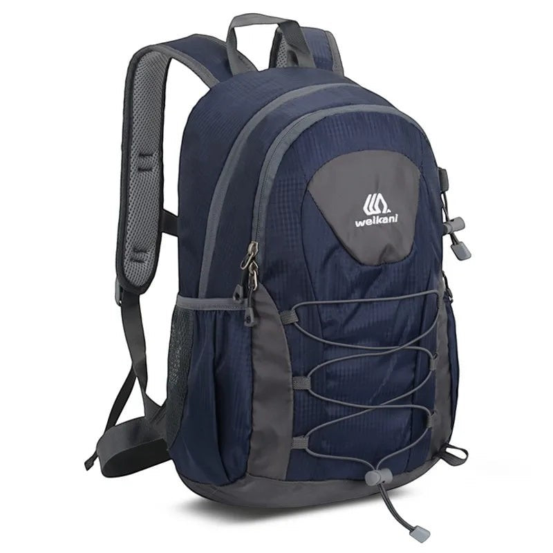 Sac à dos de randonnée Passion Randonnée en nylon léger bleu marine, avec des touches de gris et des cordons élastiques.