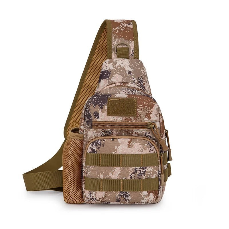 Sac bandoulière Passion Randonnée en nylon camouflage, avec porte-bouteille et multiples poches.