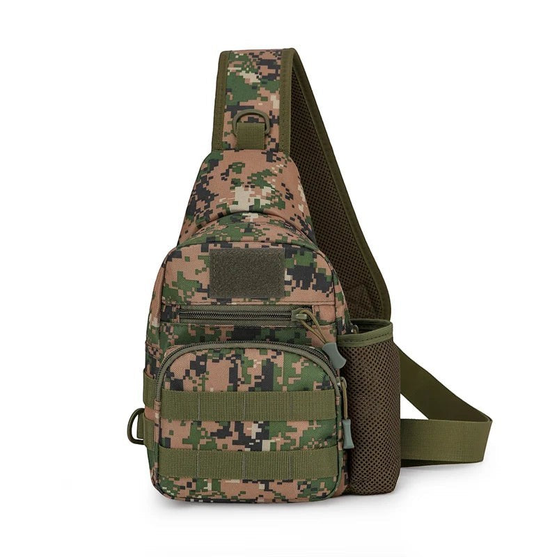 Sac bandoulière Passion Randonnée en nylon camouflage, avec porte-bouteille et multiples poches.