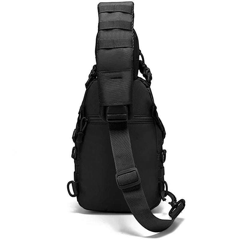 Sac à bandoulière tactique imperméable Passion Randonnée noir, en nylon haute densité, avec une bandoulière réglable.