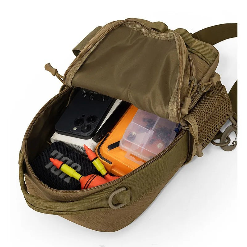 Sac de poitrine tactique robuste Passion Randonnée en tissu Oxford kaki, doté de multiples compartiments, pour les activités de plein air.