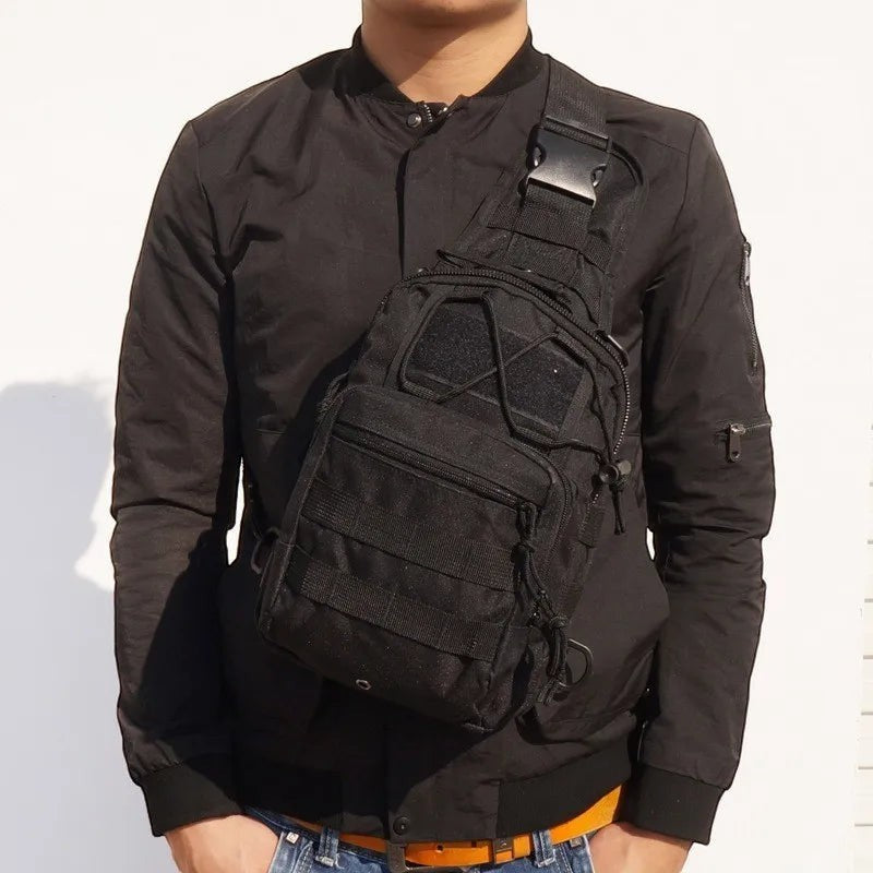 Sac à bandoulière tactique noir Passion Randonnée, doté de multiples poches et d'une sangle réglable, fabriqué en toile 600D résistante.