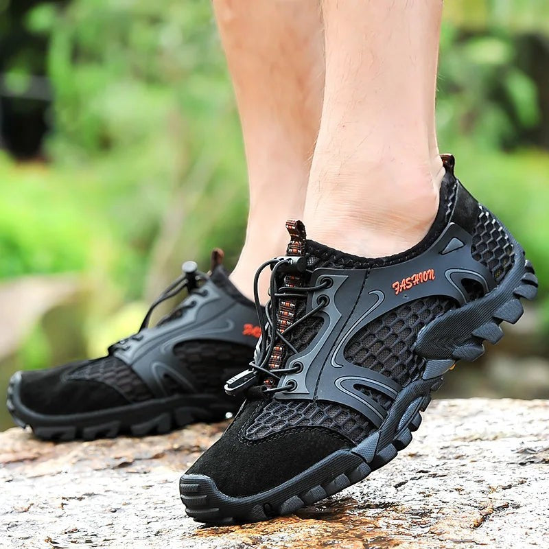 Sandales de randonnée Passion Randonnée en maille noire, avec polyester à séchage rapide et embout de protection.