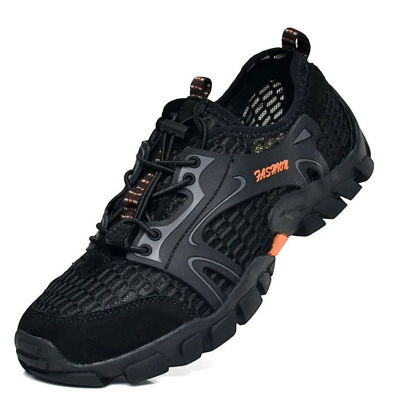 Sandales de randonnée Passion Randonnée en maille noire, avec des touches de couleur orange et un renfort de protection au niveau des orteils.