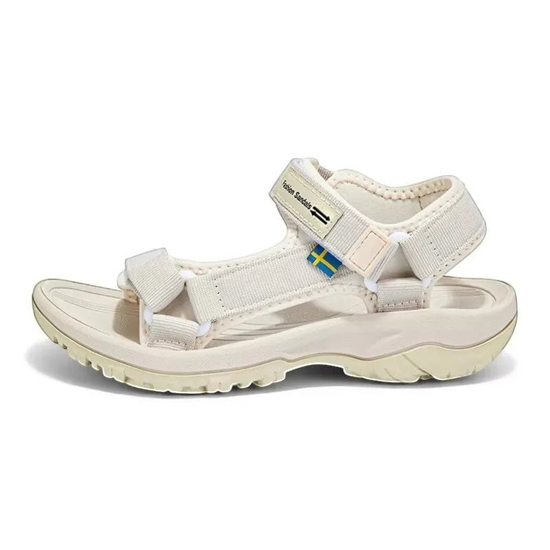 Sandales de randonnée pour femme Passion Randonnée, en tissu technique beige, avec sangles réglables et semelle antidérapante.