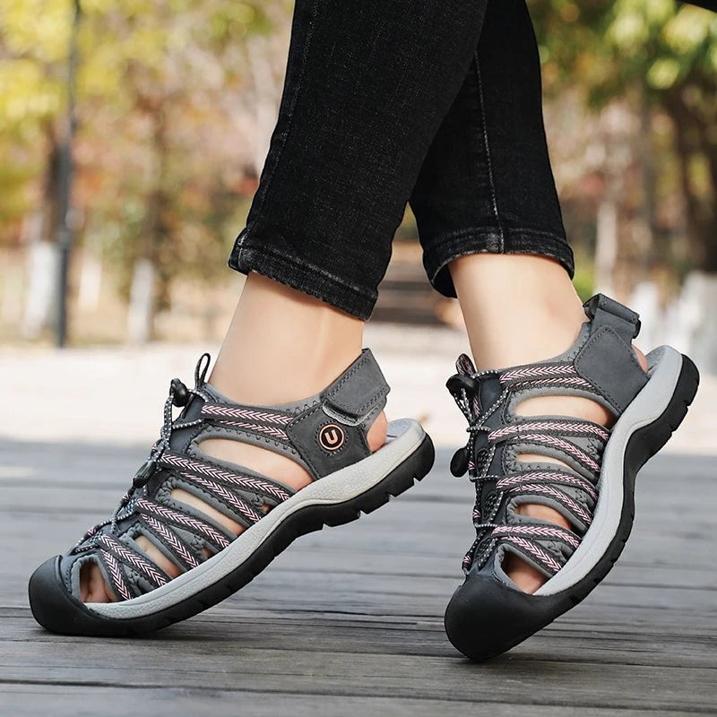 Sandales de randonnée d'été pour femme Passion Randonnée, gris et rose, avec bande élastique réglable et semelle en caoutchouc.