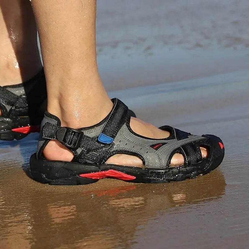 Sandales de randonnée aquatique Passion Randonnée pour homme, gris et noir, avec des touches de rouge et une bride réglable.