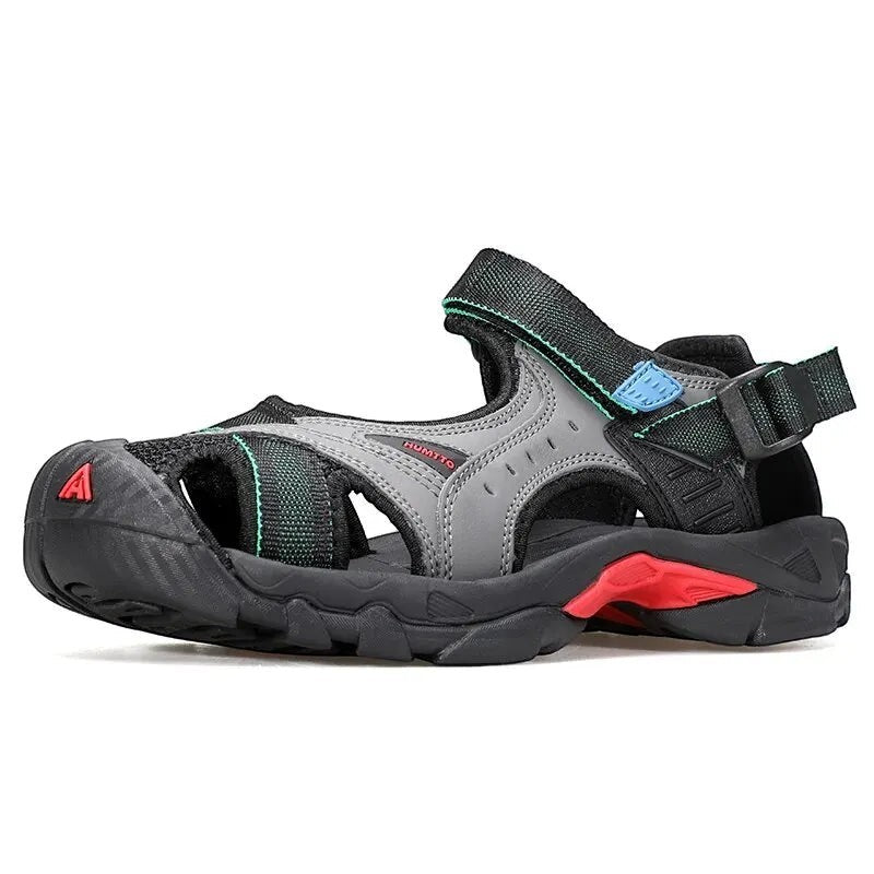 Sandales de randonnée aquatique pour homme Passion Randonnée, gris et noir, avec des sangles réglables et des touches de couleur rouge sur la semelle.