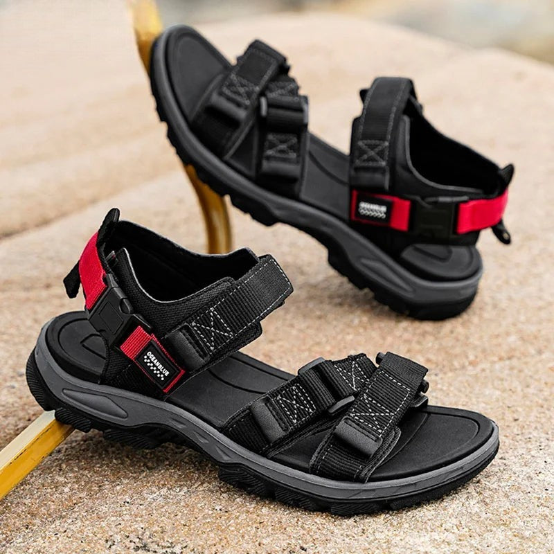 Sandales de randonnée pour homme Passion Randonnée en polyester respirant noir, avec des touches de rouge et des sangles réglables.