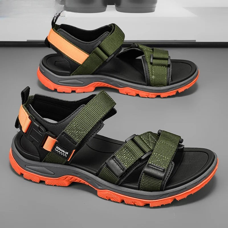 Sandales de randonnée à bout ouvert Passion Randonnée pour homme, disponibles en noir, vert et orange, avec des lanières réglables et une semelle robuste.