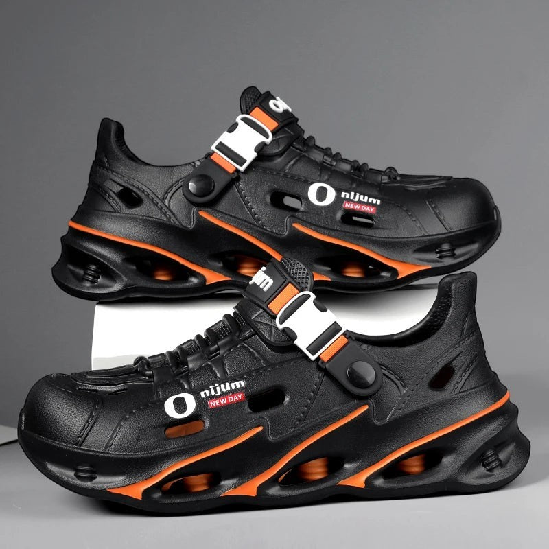 Sandales slip-on pour homme Passion Randonnée, noires et respirantes, avec des touches de couleur orange et une boucle blanche.