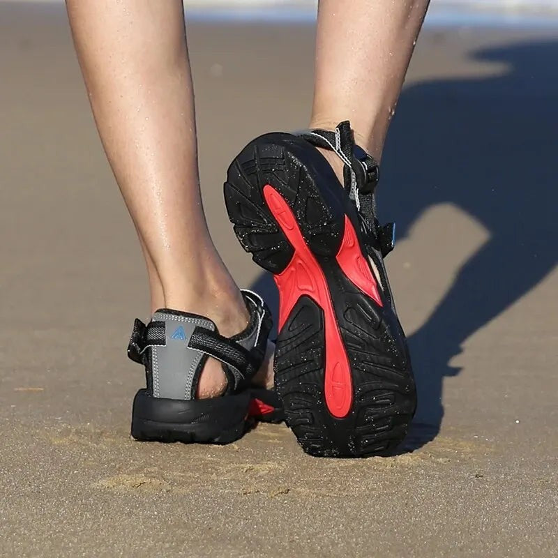 Sandales de randonnée Passion Randonnée pour homme, noires et grises, respirantes, avec des touches de rouge sur la semelle et des sangles réglables.