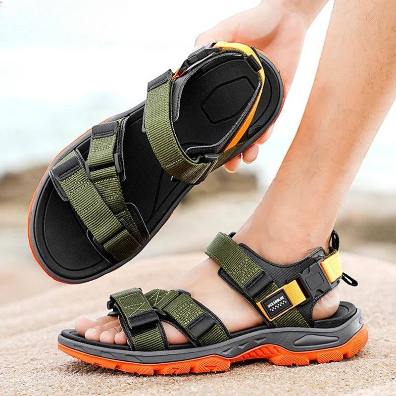 Sandales de randonnée respirantes pour homme Passion Randonnée, en polyester vert, avec semelle orange et sangles réglables.