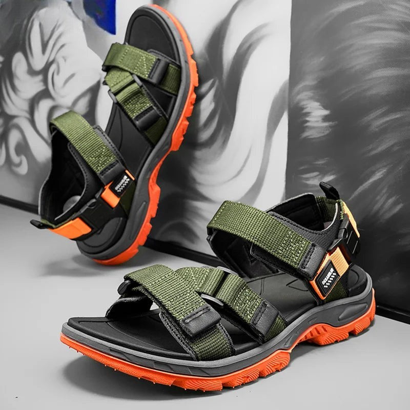 Sandales de randonnée respirantes pour homme Passion Randonnée, de couleur noire avec des lanières vertes et des semelles orange. Modèle à bout ouvert avec des lanières réglables à velcro.