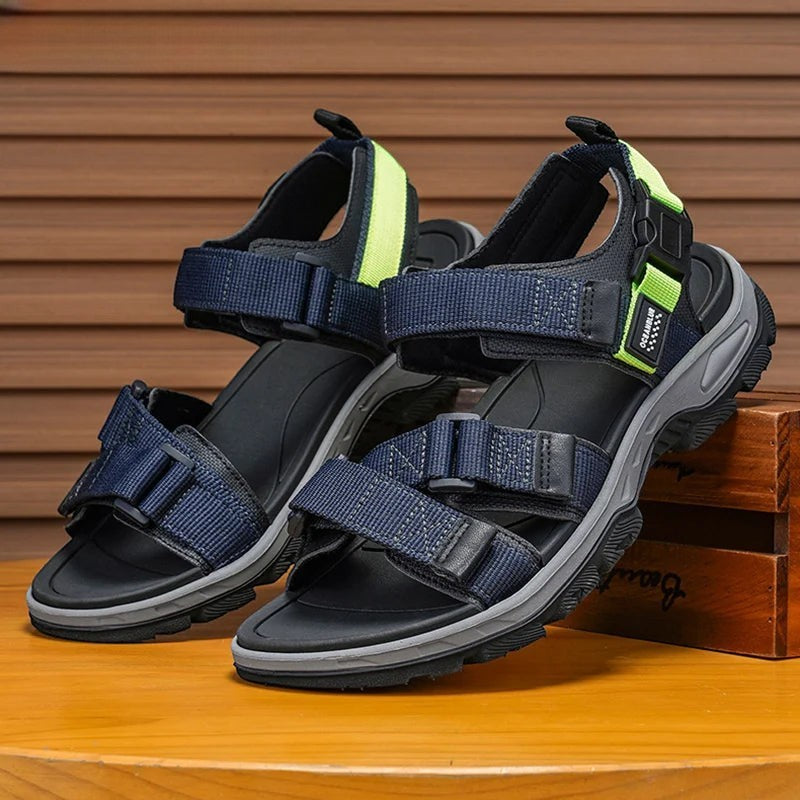 Sandales de randonnée pour homme Passion Randonnée, bleu marine, avec des touches de vert citron et des sangles réglables.