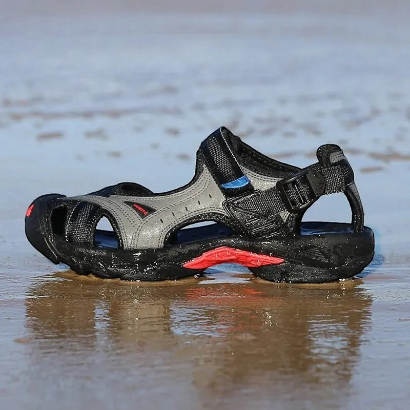Sandales de randonnée aquatique Passion Randonnée pour homme, noires et grises, avec des touches de rouge et des sangles réglables.