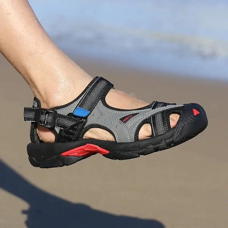 Sandales de randonnée aquatique Passion Randonnée pour homme, gris et noir, avec des touches de rouge et une bride réglable.