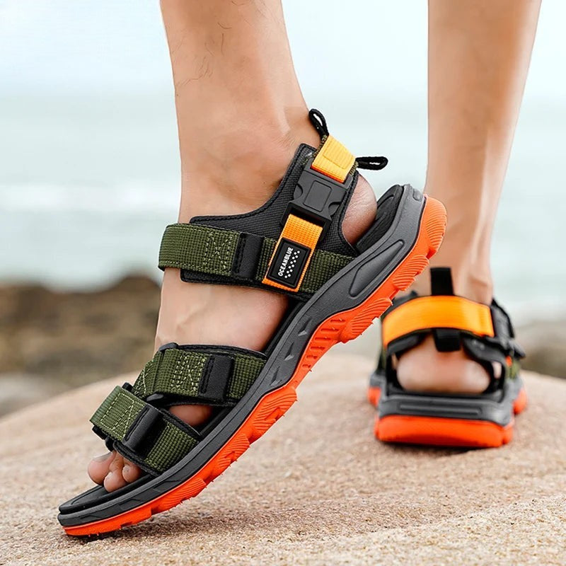 Sandales de randonnée respirantes pour homme Passion Randonnée, disponibles en noir, vert et orange, avec des sangles réglables et une semelle robuste.