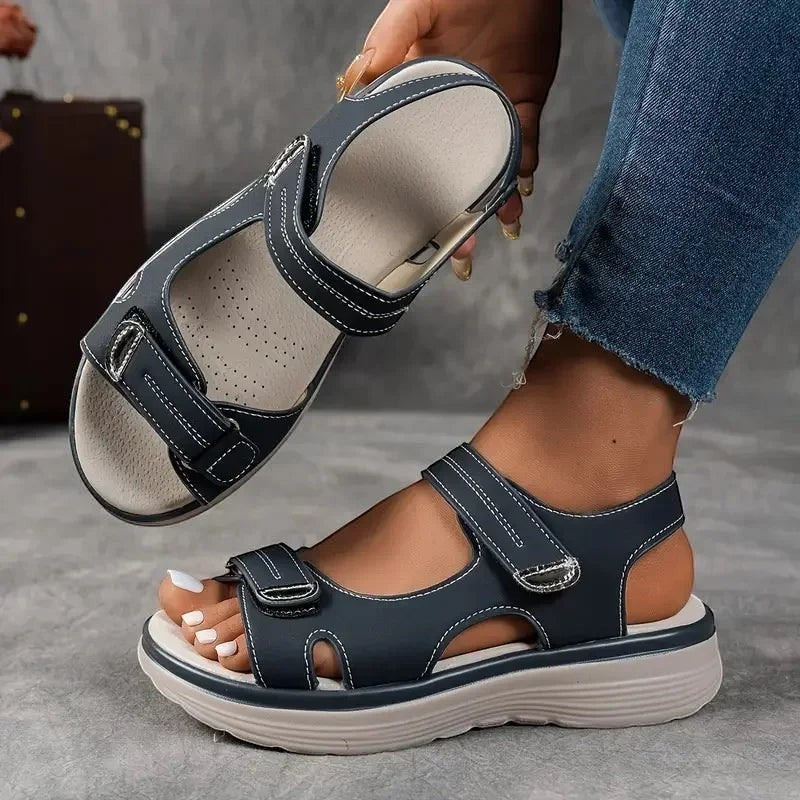 Sandales de marche pour femme Passion Randonnée en polyuréthane bleu foncé, confortables, à semelle épaisse, avec des coutures blanches et des lanières réglables.