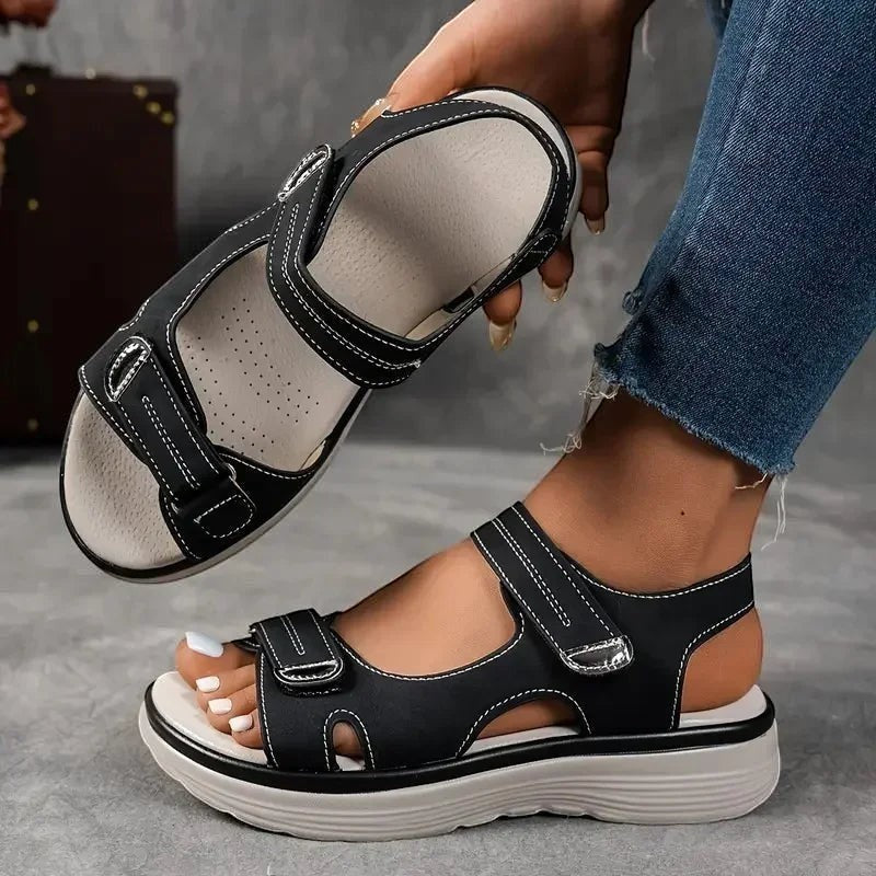 Sandales de marche pour femme Passion Randonnée en polyuréthane noir, avec semelle épaisse et surpiqûres blanches. Côtés ouverts et lanières réglables.