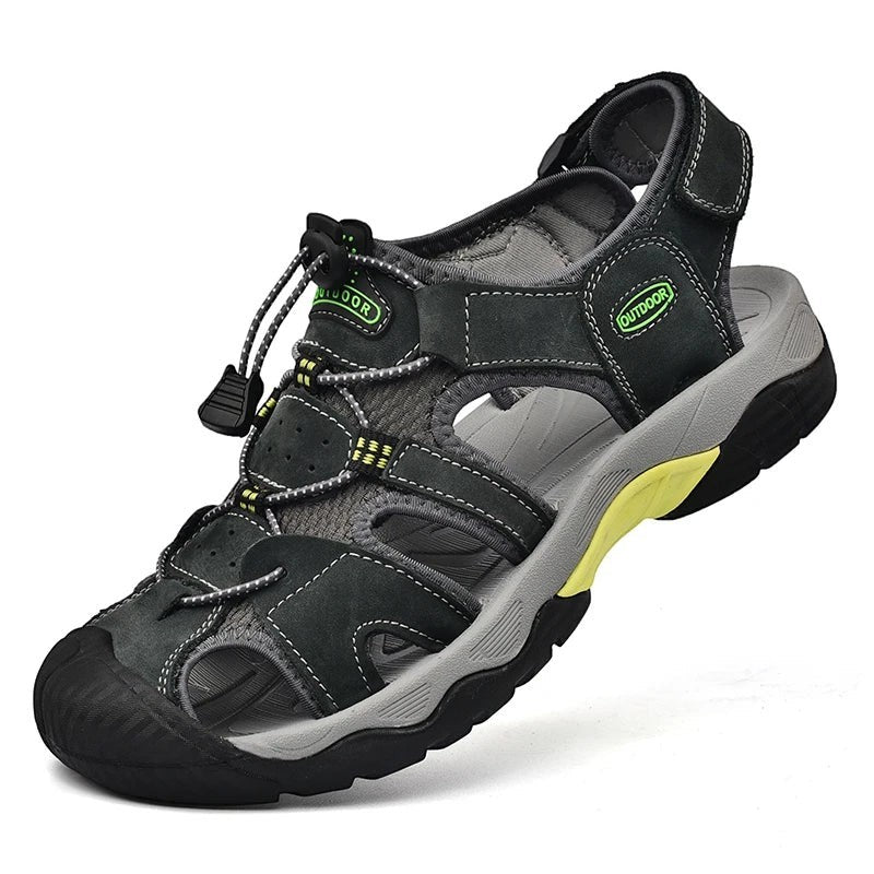Sandales de randonnée pour homme Passion Randonnée en cuir gris foncé, avec empiècements en maille respirante et détails jaunes. Sangles réglables et lacets élastiques.