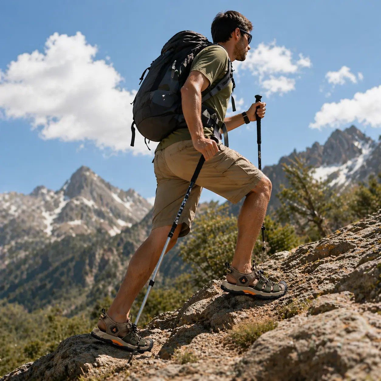 Un homme en randonnée, chaussé de sandales de plein air respirantes Passion Randonnée pour homme, vêtu d'un short kaki, d'un t-shirt vert et muni d'un sac à dos.