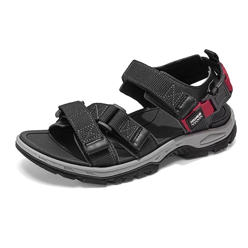 Sandales de randonnée pour homme Passion Randonnée, noires, respirantes, avec des touches de rouge et des sangles réglables.