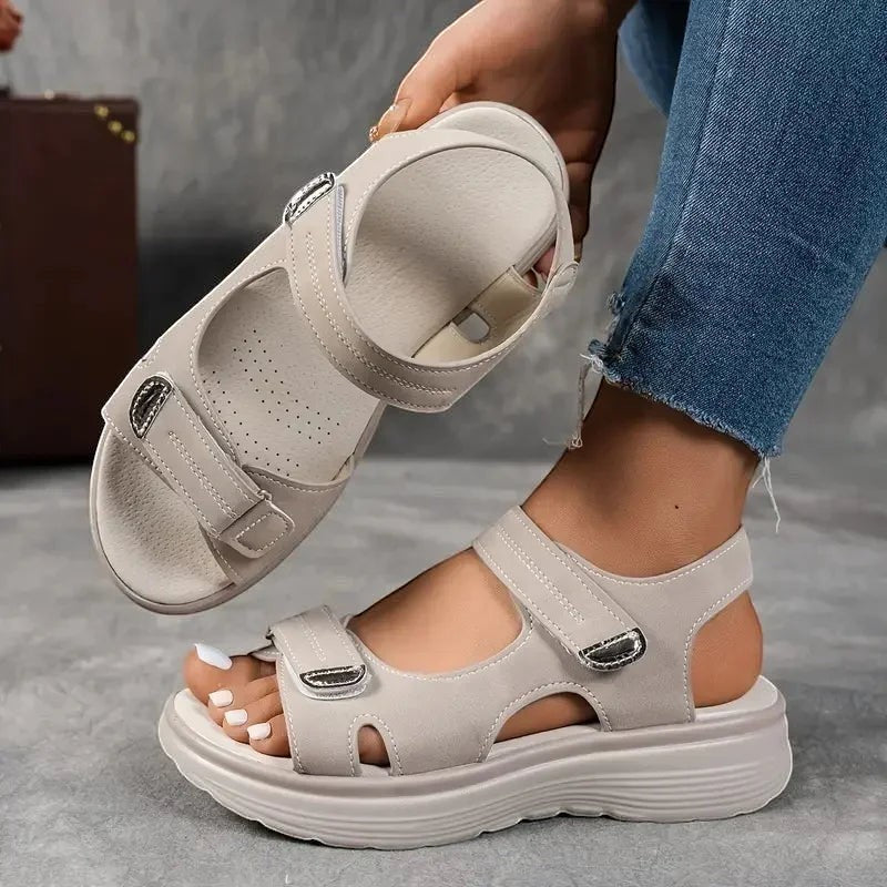 Sandales de randonnée pour femme Passion Randonnée, en polyuréthane beige, avec semelle épaisse et lanières réglables.