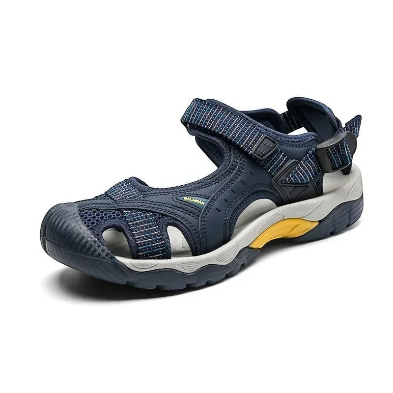 Sandales de randonnée Passion Randonnée en maille bleu marine, avec maintien de la cheville et sangles réglables. Semelle en caoutchouc robuste pour une bonne adhérence.