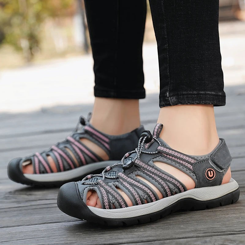 Sandales de randonnée d'été pour femme Passion Randonnée, gris et rose, avec des lanières élastiques réglables et une semelle en caoutchouc.