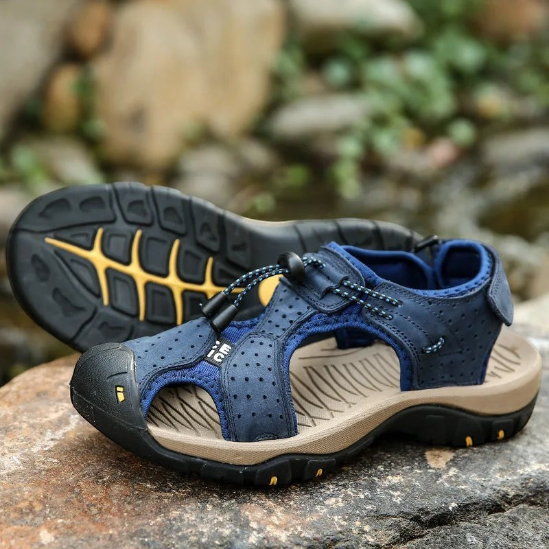Sandales gladiateur en cuir bleu foncé pour homme de la marque Passion Randonnée, avec fermeture velcro et semelle en caoutchouc.