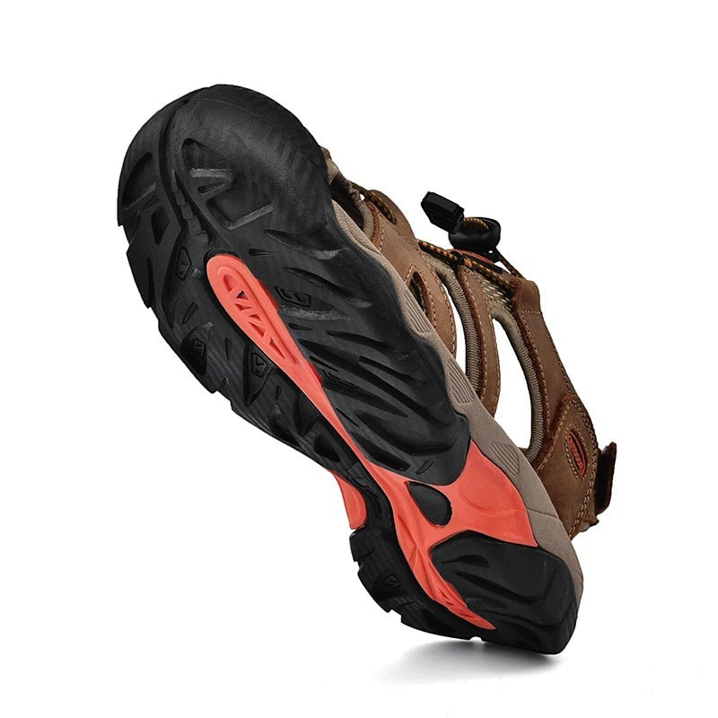 Sandales de randonnée pour homme Passion Randonnée en cuir marron respirant, avec semelle en caoutchouc noire et orange.