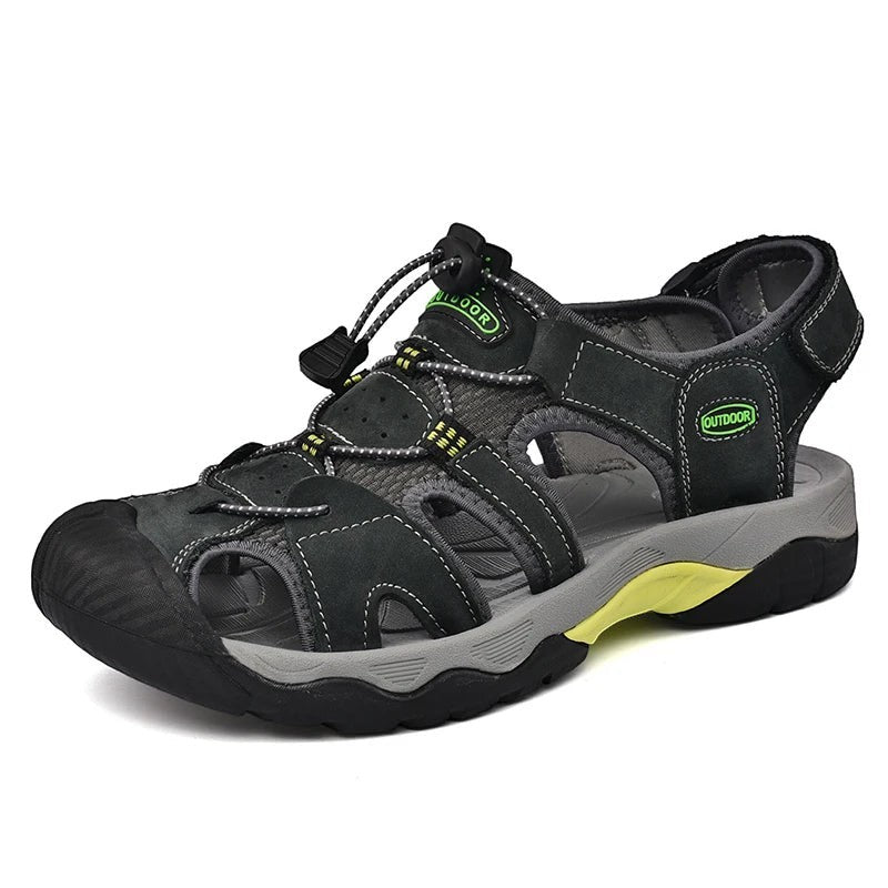 Sandales de randonnée pour homme Passion Randonnée en cuir gris foncé, avec empiècements en maille respirante et détails jaunes. Lacets élastiques réglables.