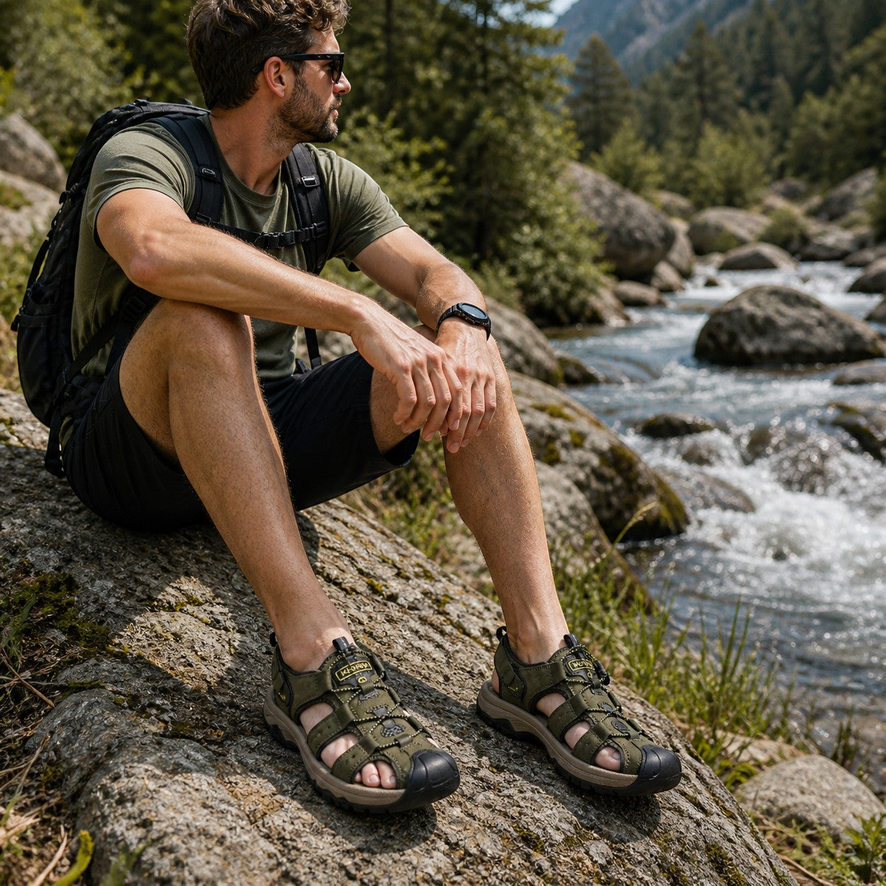 Sandales de randonnée pour homme Passion Randonnée en cuir synthétique vert olive, avec sangles réglables et semelle en caoutchouc.