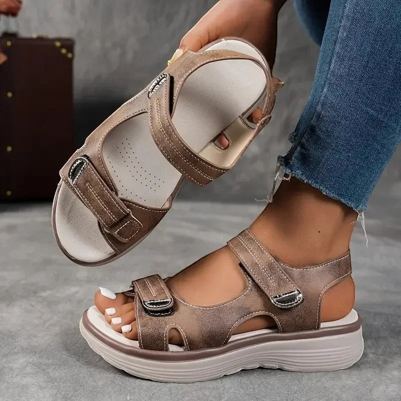 Sandales de randonnée pour femme Passion Randonnée, en cuir marron, à semelle épaisse et confortables, avec des lanières réglables.