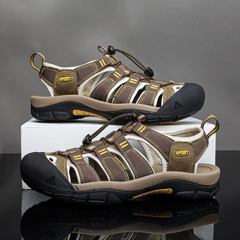 Sandales de randonnée pour homme Passion Randonnée, en matière synthétique marron avec des touches de jaune et un système de laçage rapide.