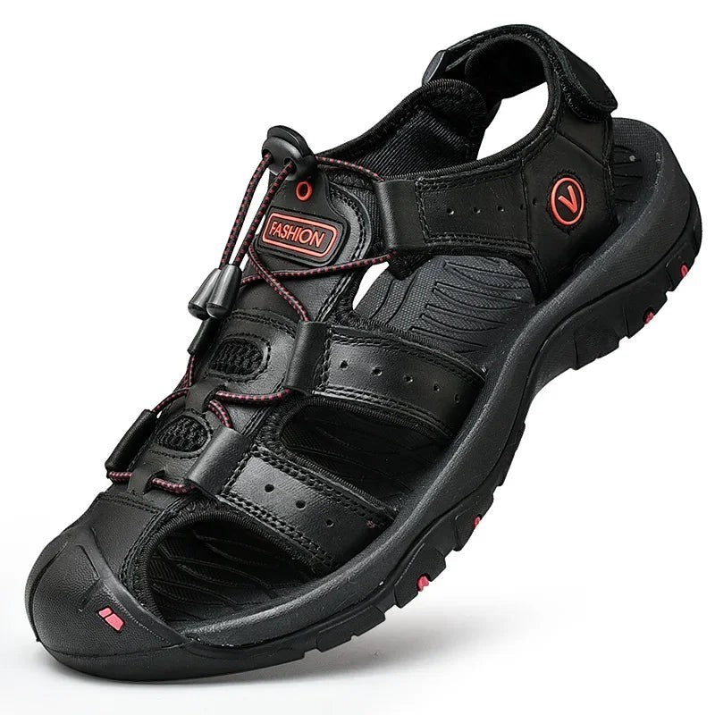 Sandales de randonnée Passion Randonnée en cuir noir, rehaussées de touches de rouge et dotées de lanières réglables. Modèle à bout ouvert avec semelle en caoutchouc.