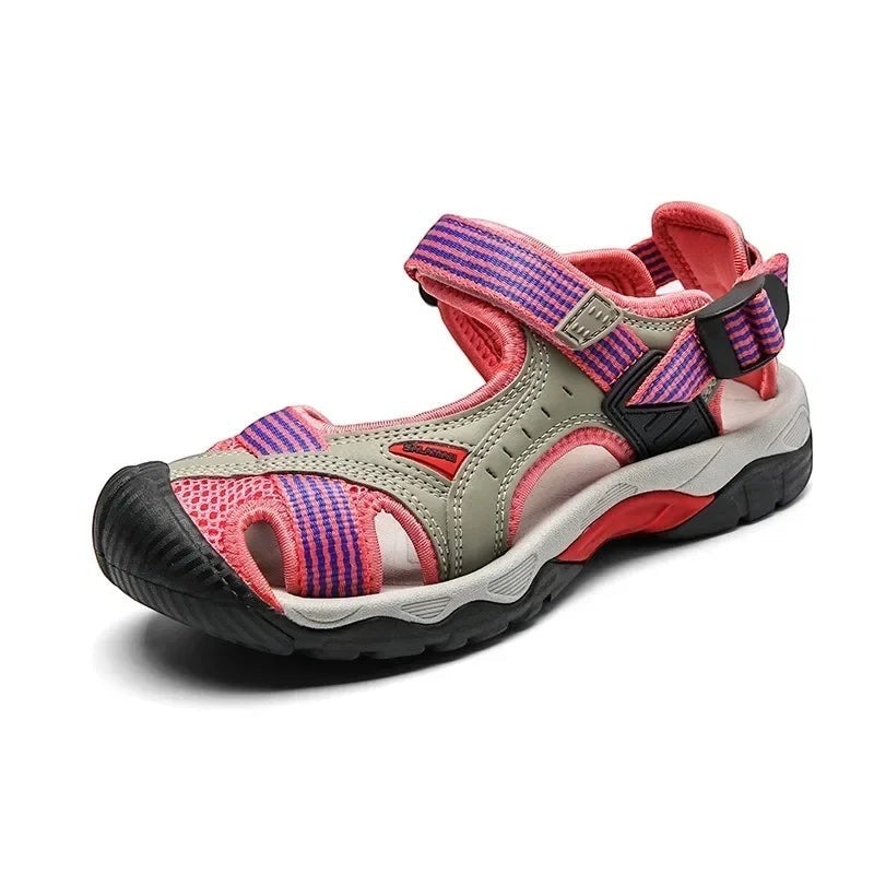 Sandales de randonnée robustes pour femme Passion Randonnée, à rayures roses et violettes, avec des touches de gris et des sangles réglables.