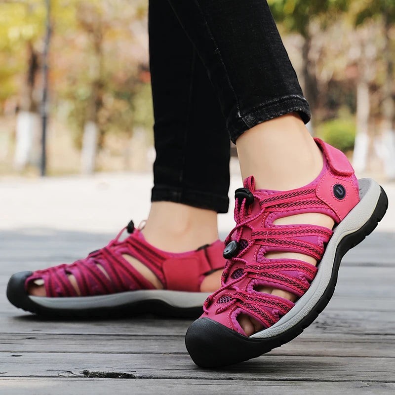 Sandales de randonnée d'été pour femme Passion Randonnée, de couleur rose, avec des lanières élastiques réglables et une semelle en caoutchouc.