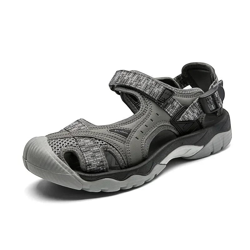 Sandales de randonnée Passion Randonnée en maille grise et matière synthétique, avec maintien de la cheville et sangles réglables.