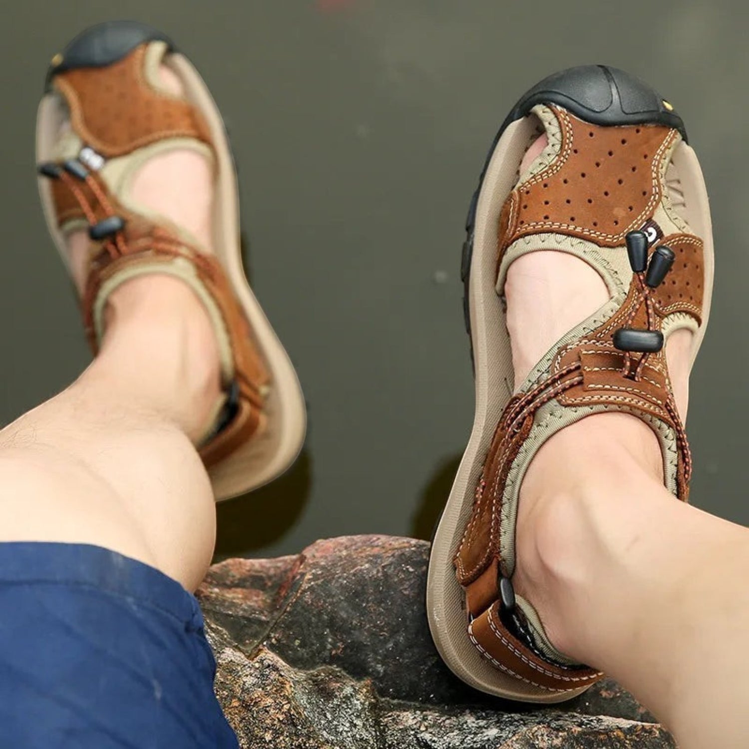 Sandales gladiateur en cuir marron pour homme de la marque Passion Randonnée, dotées d'une fermeture velcro et d'une semelle en caoutchouc, idéales pour un look décontracté en été.