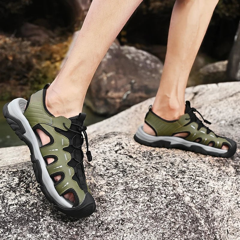 Sandales de randonnée pour homme Passion Randonnée, à semelle renforcée, de couleur vert olive avec des touches de noir et des lacets réglables, conçues pour les terrains accidentés.