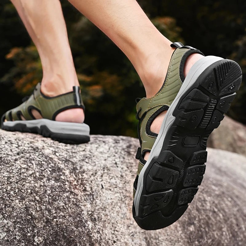 Sandales de randonnée pour homme Passion Randonnée à semelle renforcée, de couleur vert olive, avec des sangles réglables et une semelle en caoutchouc résistante.