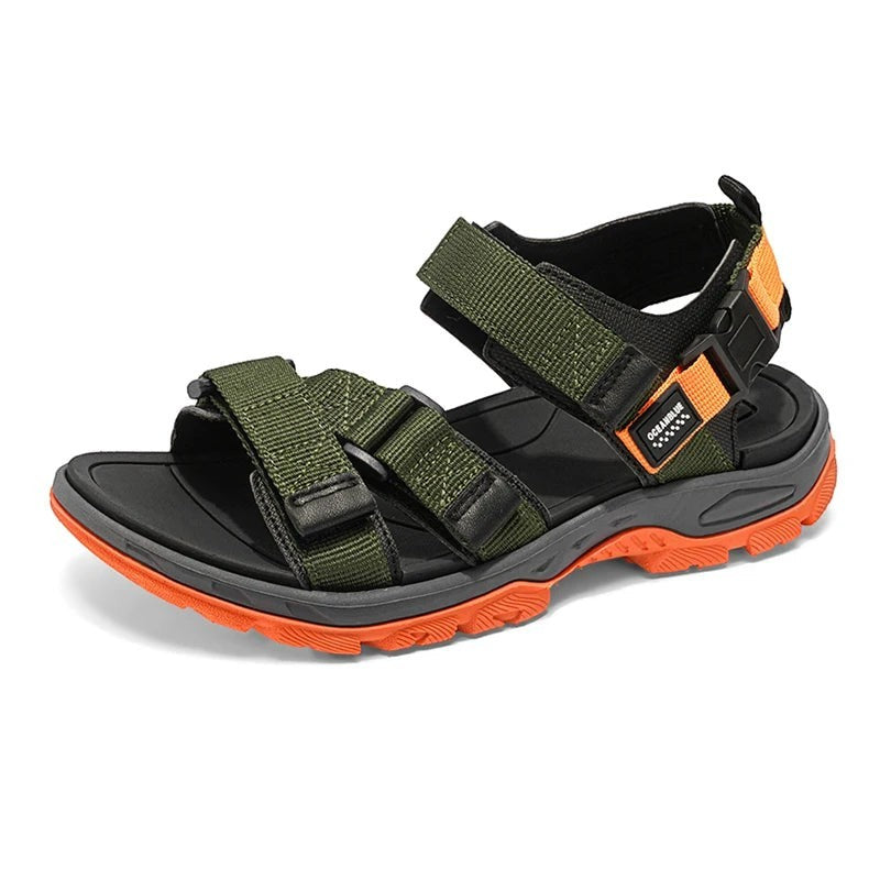 Sandales de randonnée respirantes pour homme Passion Randonnée, de couleur verte avec des touches orange, dotées de sangles réglables et d'une semelle en caoutchouc résistante.