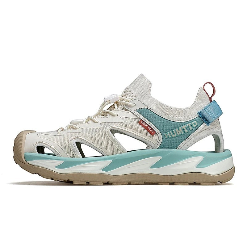 Sandales de randonnée unisexes Passion Randonnée, couleur crème avec des touches de bleu, tige en mesh, semelle en caoutchouc et bride réglable.