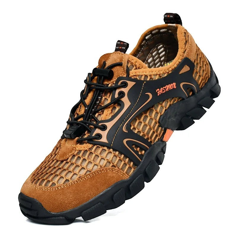 Sandales de randonnée Passion Randonnée unisexes en maille marron, avec semelle noire et système de laçage rapide.