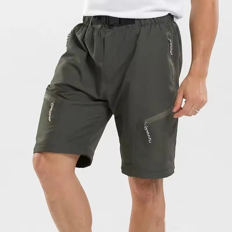 Short de randonnée kaki Passion Randonnée porté avec ceinture intégrée, poches zippées et coupe confortable pour les sorties outdoor.