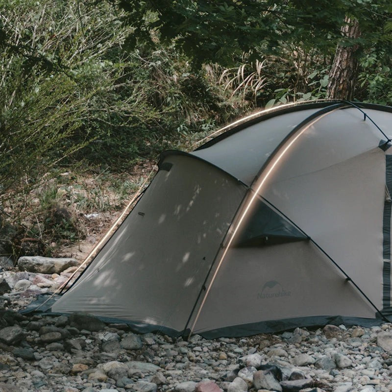 Tente de randonnée Passion Randonnée 4 saisons pour 2 personnes, beige, en nylon imperméable enduit de silicone, armature en aluminium, structure à double paroi.