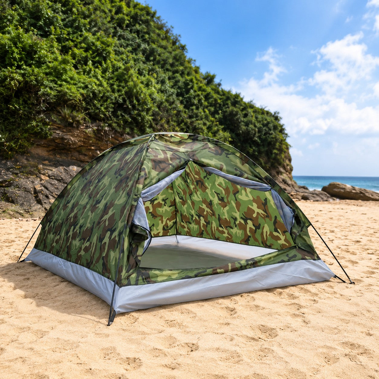 Tente camouflage Passion Randonnée installée sur une plage, adaptée au camping léger, au bivouac et aux moments de repos en extérieur.
