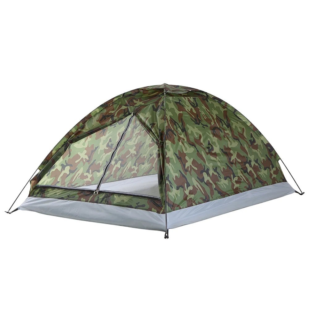 Tente de camping camouflage Passion Randonnée présentée sur fond clair, avec forme dôme, toile légère et ouverture frontale pour les sorties outdoor.